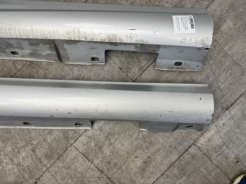 Mercedes C Klasse W204  AMG Seitenschweller 775 silber A2046981354 A2046981454 Bild 3