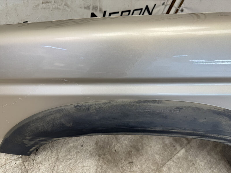 Land Rover Discovery 2 TD5  Kotflügel Vorne Links LRC618 White Gold Metallic Bild 3