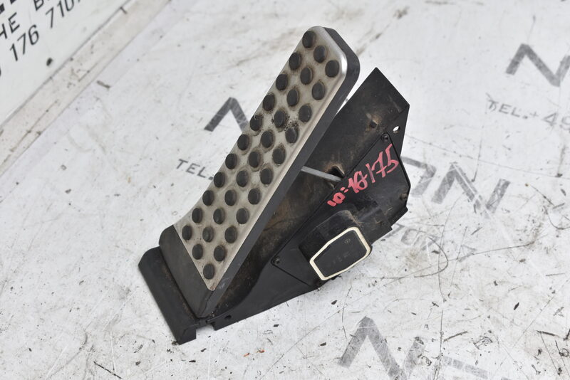 Mercedes E Klasse W212  Gaspedal Gaspedalbelag Pedal A2045000204
